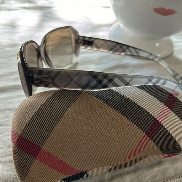Burberry Sun Glasses Like new model B4083 with case - Picture 5 of 13